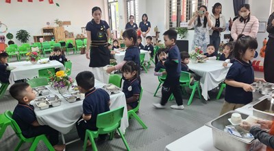 Đi học các con được học như thế nào và ăn uống ra sao ạ