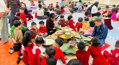 TRƯỜNG MẦM NON HỢP THANH TỔ CHỨC HOẠT ĐỘNG GÓI BÁNH CHƯNG CHO TRẺ
