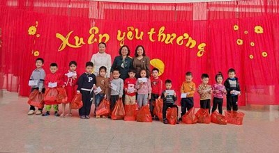Chương trình trao quà Tết cho học sinh nghèo, học sinh có hoàn cảnh khó khăn