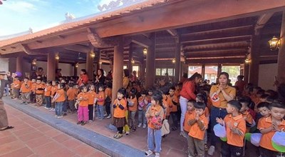 Hoạt động thăm  quan Đền Vua Đinh tại xã Hợp Thanh, Mỹ Đức, Hà Nội.