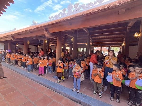 Hoạt động thăm  quan Đền Vua Đinh tại xã Hợp Thanh, Mỹ Đức, Hà Nội.