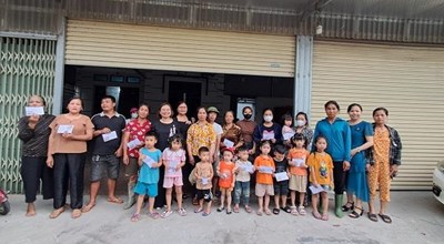 Hoạt động trao quà cho trẻ mầm non trong đợt bão Yagi