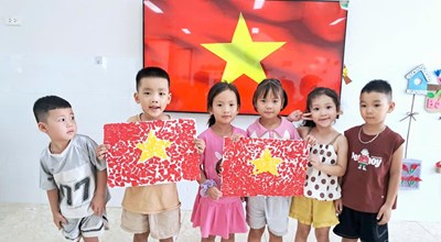 HOẠT ĐỘNG XÉ DÁN TẠO HÌNH LÁ CỜ LỚP 5TA4