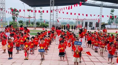Tiết mục đồng diễn của cô chào mừng 80 năm Quốc Khánh