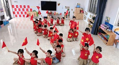 Chào cờ thứ 2 của các bé mầm non Hợp Thanh